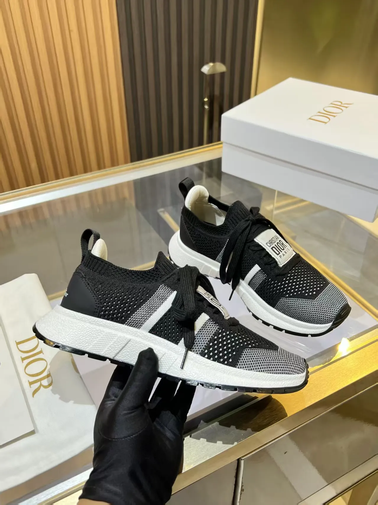 👟👟Ex-factory price 460👟👟 DIOR CHRONO Dior's new high-version, casual, business, all-in-one sports shoes. Simple and super versatile. The upper is equipped with a Logo cloth label. The upper is perfect and luxurious, and can be matched with any spring, summer, autumn and winter clothing. The upper foot is even more comfortable! The original material is disassembled and reproduced perfectly. The fly-woven upper is breathable and comfortable. The original super lightweight TPU absorbent film anti-slip outsole. Unique. Full of details. Fine workmanship. Worth owning. Equipped with original packaging at the counter. 3 colors available SIZE: 35--40 (41 can be customized)